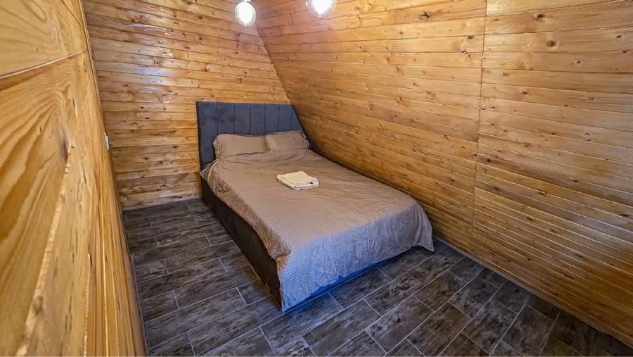 Casă cu 4 camere cu Teren 4000 Mp în Uleni