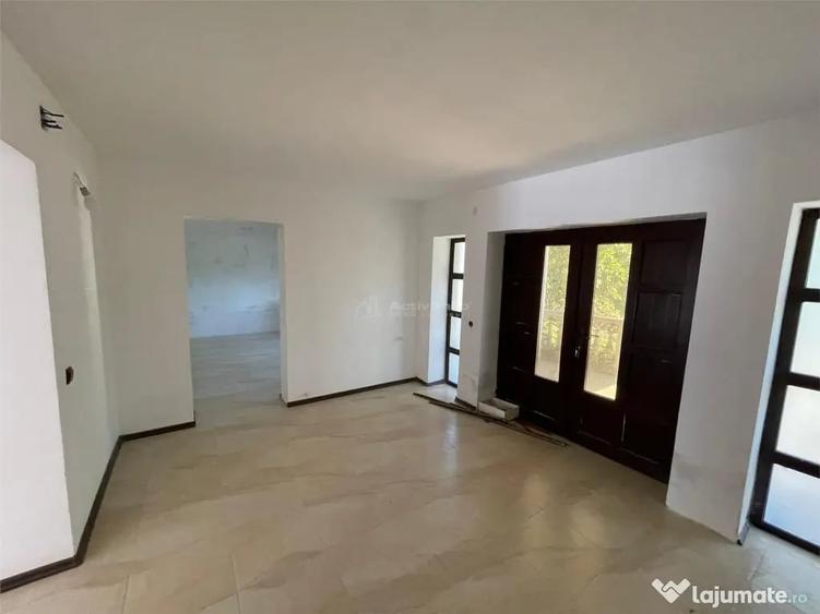 Casă cu 9 camere cu Teren 280 Mp în Petrești