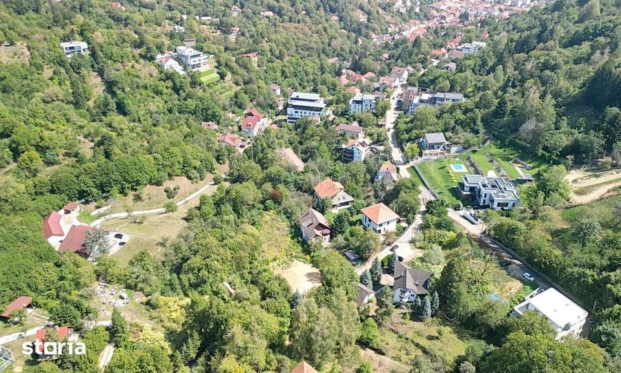Teren de 5500 mp, în Schei