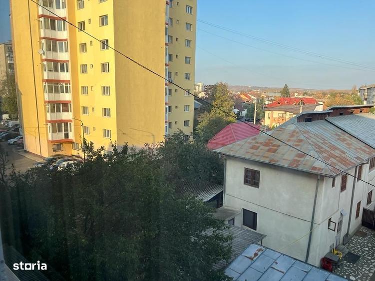 Apartament cu 3 camere semidecomandat în Micro 5