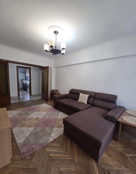 Apartament cu 3 camere decomandat în Capitol