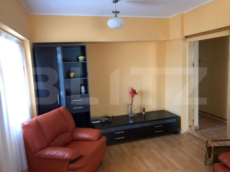 Apartament cu 4 camere decomandat, mobilat în Nicolina