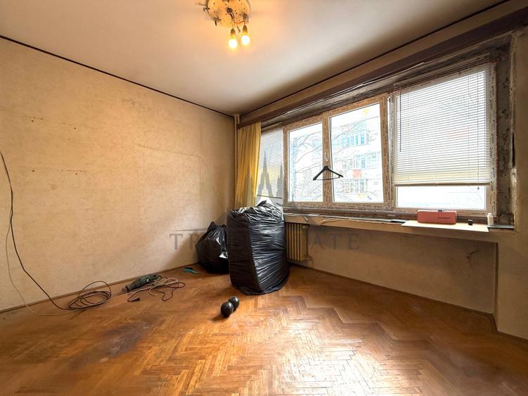 Apartament cu 3 camere semidecomandat în 1 Mai
