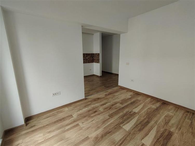 Apartament cu 2 camere decomandat în Tractorul
