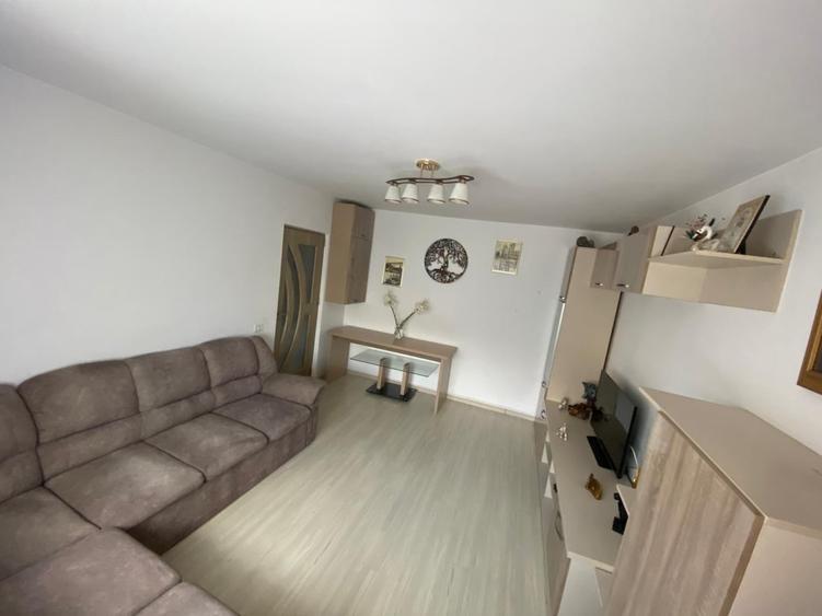 Apartament cu 3 camere decomandat, mobilat în Poarta 6