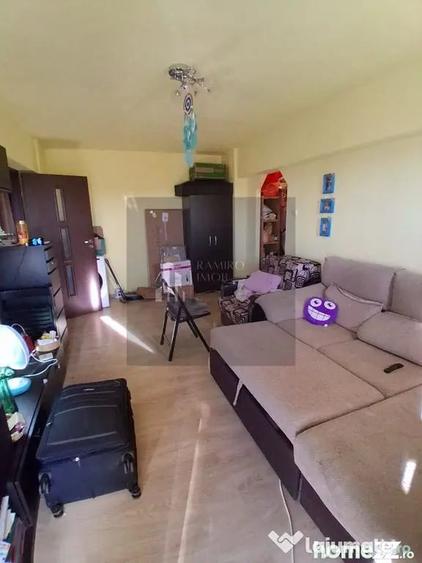 Apartament cu 3 camere semidecomandat în Gorjului