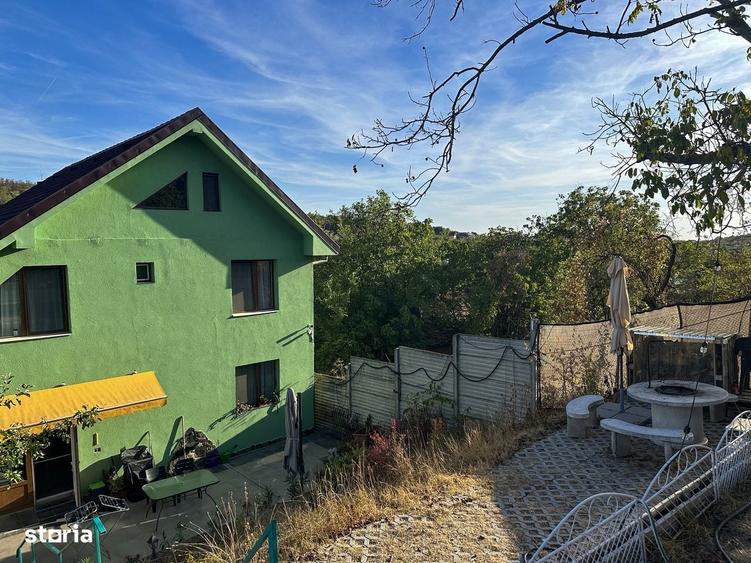Casă cu 4 camere cu Teren 1219 Mp în Sud