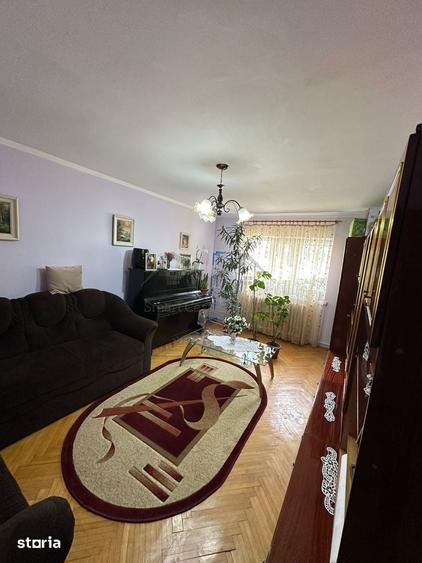 Apartament cu 3 camere decomandat în Holboca
