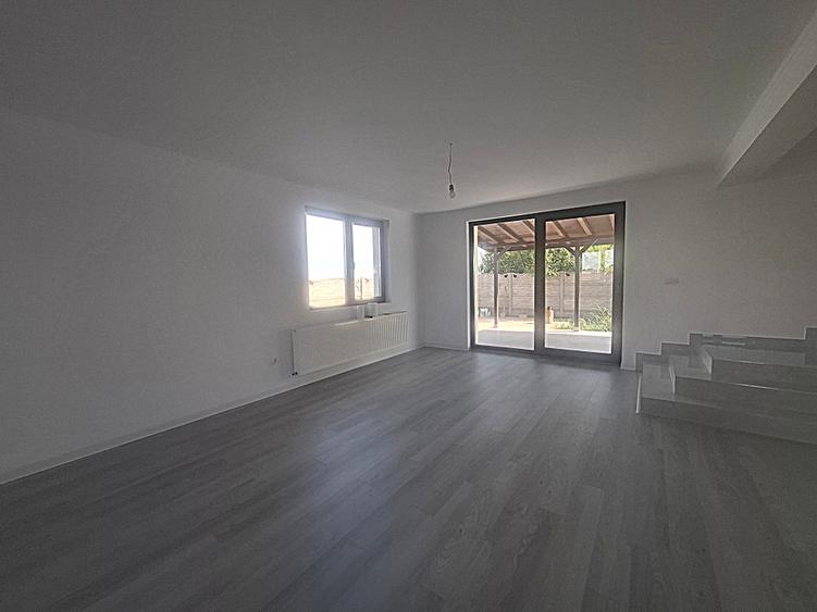 Casă cu 4 camere cu Teren 400 Mp în Domnești