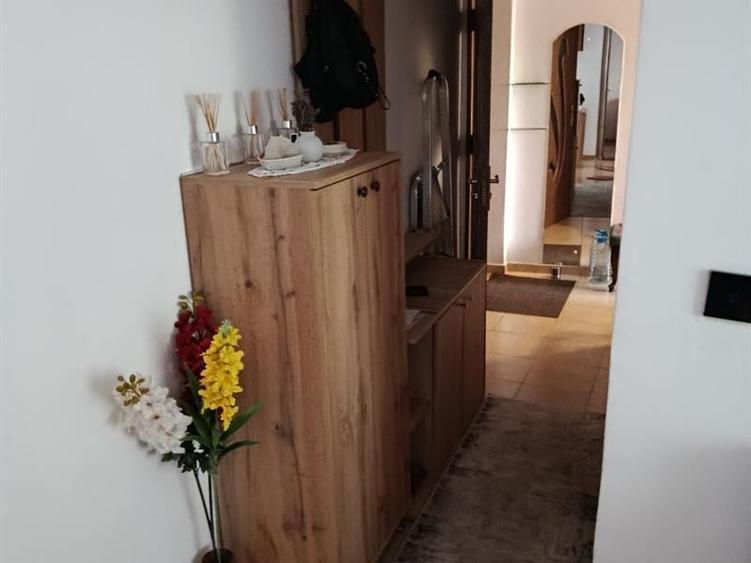 Apartament cu 2 camere semidecomandat, mobilat în Valea Rosie
