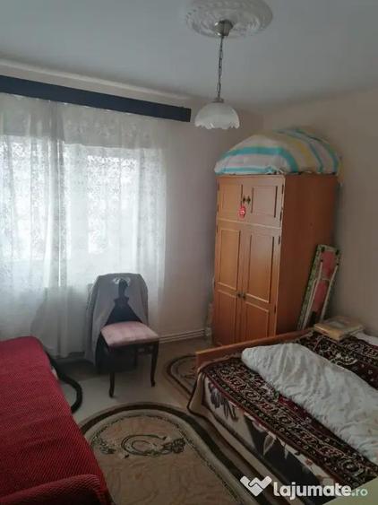 Apartament cu 3 camere decomandat în Broșteni