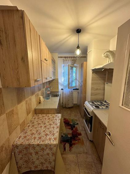 Apartament cu 2 camere semidecomandat în Filiași