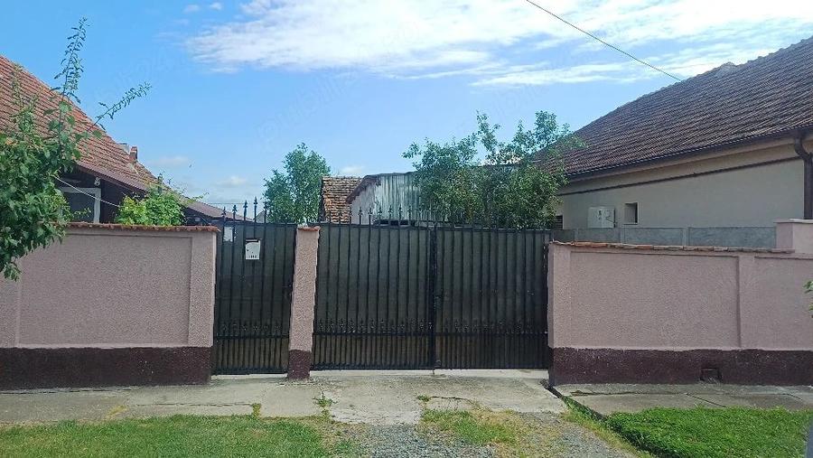 Casă cu 4 camere cu Teren 1450 Mp în Central