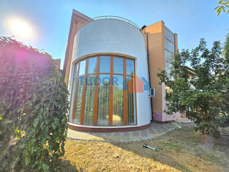 Casă individuală cu 7 camere cu Canalizare în Central