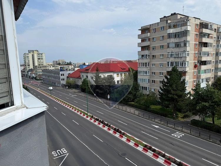 Apartament cu 3 camere decomandat în Calea București