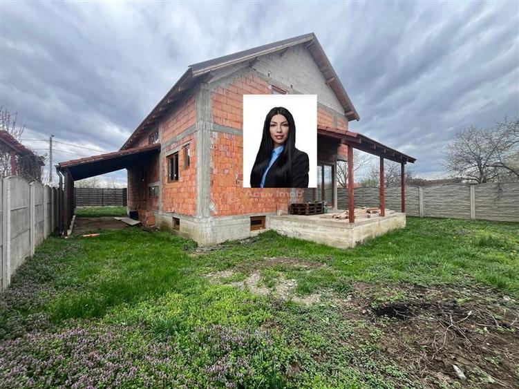 Casă cu 6 camere cu Canalizare în Coșteiu