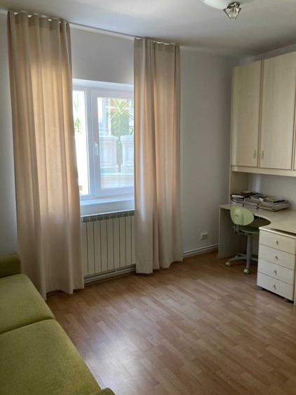Apartament cu 3 camere decomandat în Exterior Vest