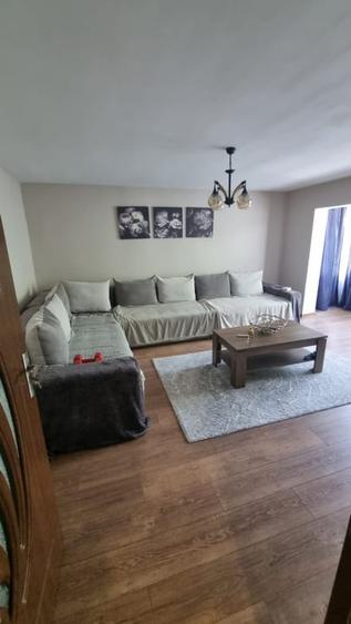 Apartament cu 3 camere decomandat în Otopeni