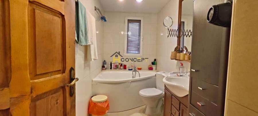 Casă individuală cu 7 camere cu Canalizare în Central