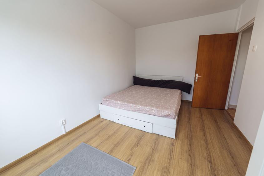 Apartament cu 3 camere decomandat, mobilat în Văcăresti
