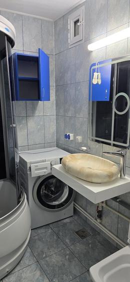 Apartament cu 3 camere semidecomandat în Galați