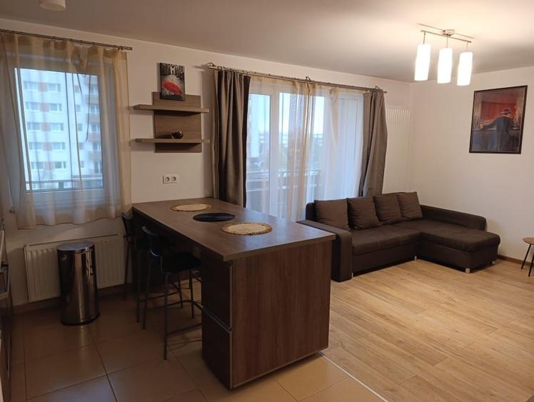 Apartament cu 2 camere decomandat în Tractorul