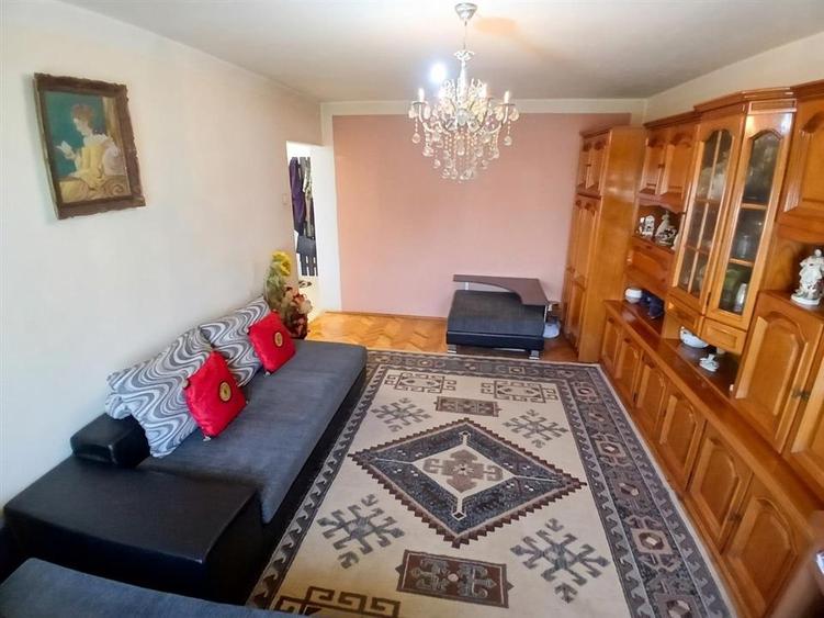 Apartament cu 3 camere decomandat în Decebal