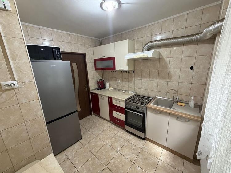 Apartament cu 3 camere semidecomandat în Berceni