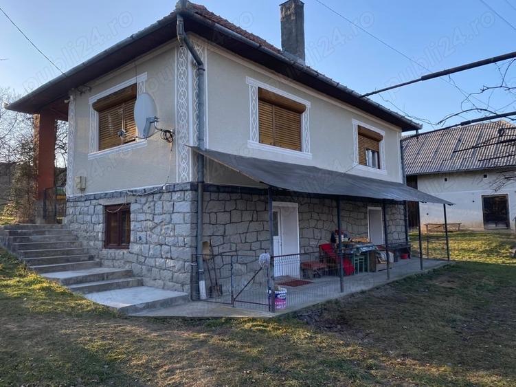 Casă cu 5 camere cu Teren 8000 Mp în Ciucea