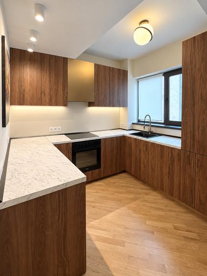 Apartament cu 3 camere semidecomandat în P-ța Dorobanți