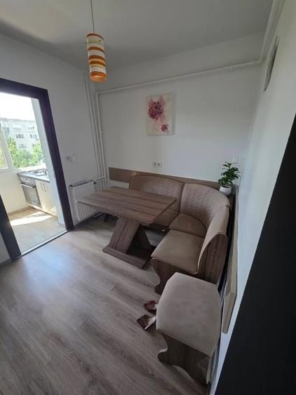 Apartament cu 3 camere decomandat, mobilat în Girocului
