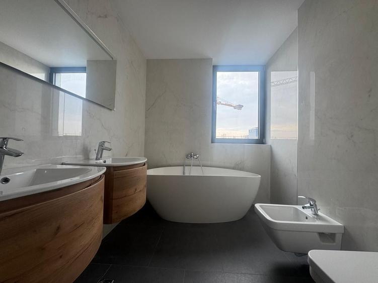 Apartament cu 3 camere semidecomandat în Floreasca