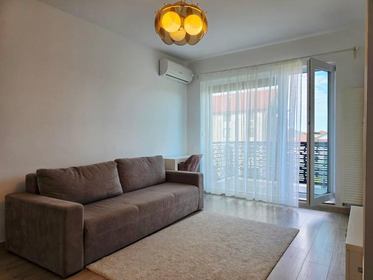 Apartament cu 3 camere semidecomandat, mobilat în Otopeni