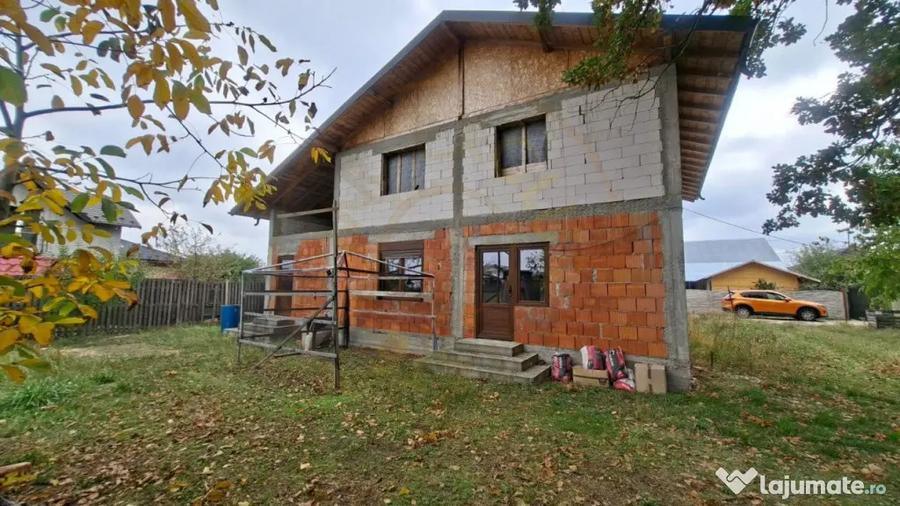 Casă cu 4 camere cu Teren 578 Mp în Cerșani