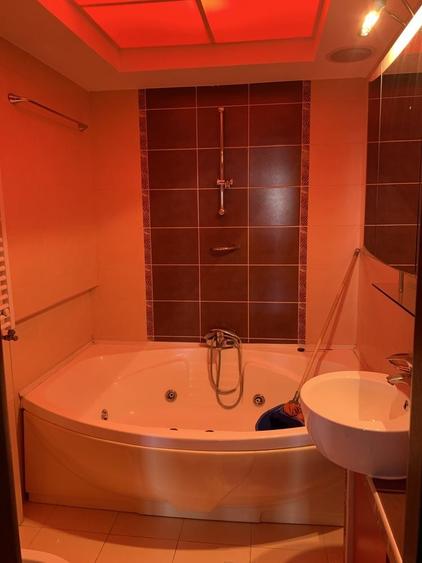 Apartament cu 3 camere decomandat în Runcu