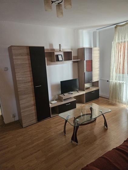 Apartament cu 3 camere semidecomandat în Pantelimon