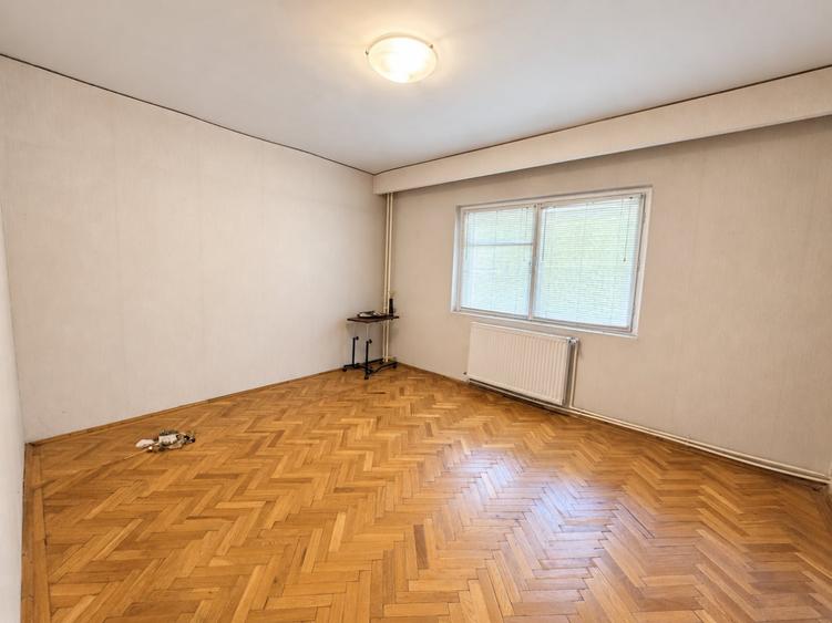 Apartament cu 3 camere decomandat în Vitan