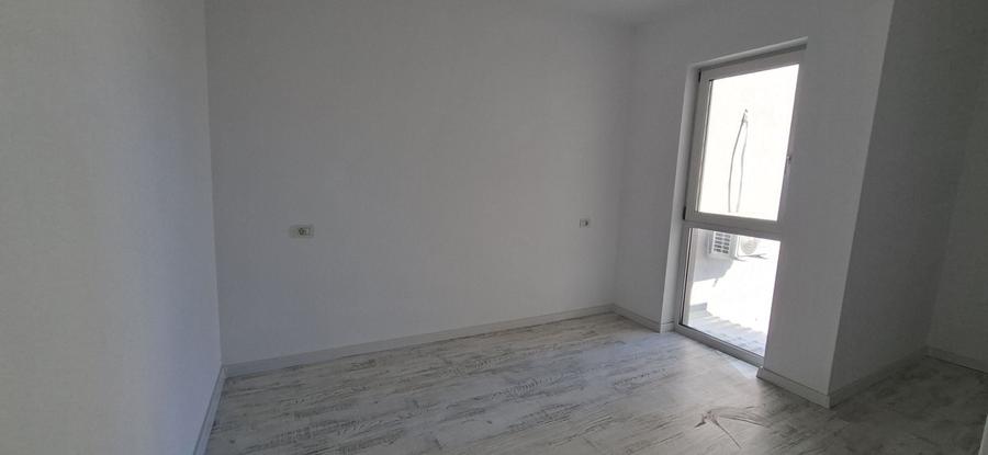 Apartament cu 3 camere semidecomandat în Dumbrăvița