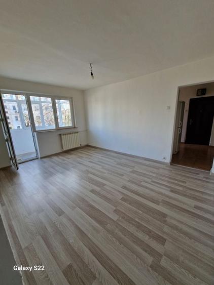 Apartament cu 3 camere semidecomandat în Craiovița Nouă