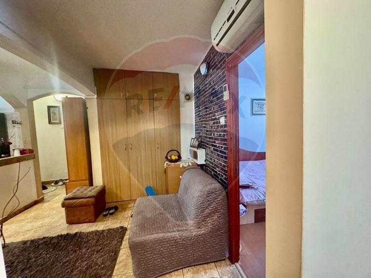 Apartament cu 4 camere decomandat, mobilat în Craiovița Nouă