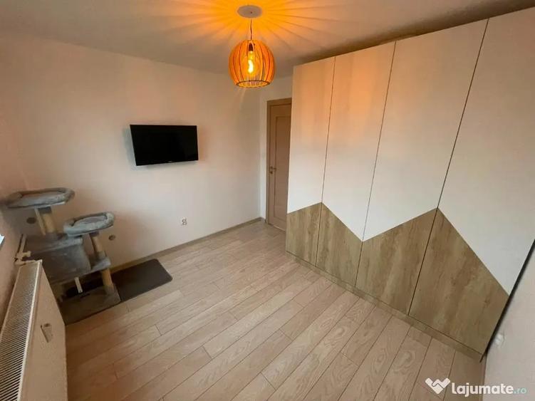 Apartament cu 3 camere semidecomandat în Giurgiului