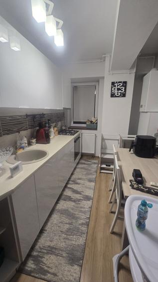 Apartament cu 3 camere decomandat în Berceni