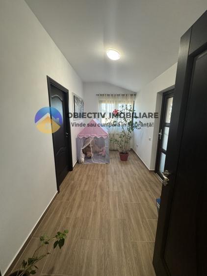 Casă individuală cu 4 camere cu Garaj în Izvoare (Dumbrava Roșie)