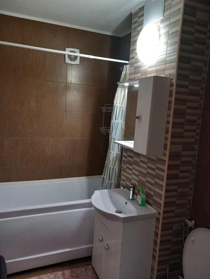 Apartament cu 2 camere decomandat, mobilat în Casa de Cultură
