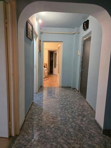 Apartament cu 3 camere semidecomandat în Micro 3