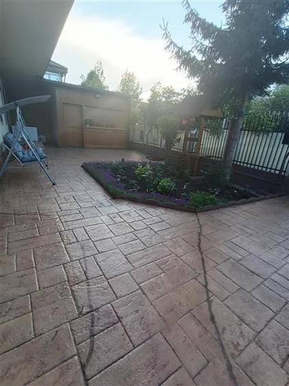 Casă cu 10 camere cu Canalizare în Est