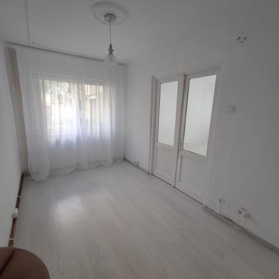 Apartament cu 3 camere semidecomandat în Crihala
