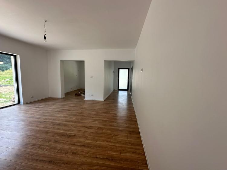 Casă individuală cu 3 camere cu Teren 350 Mp în Uiasca