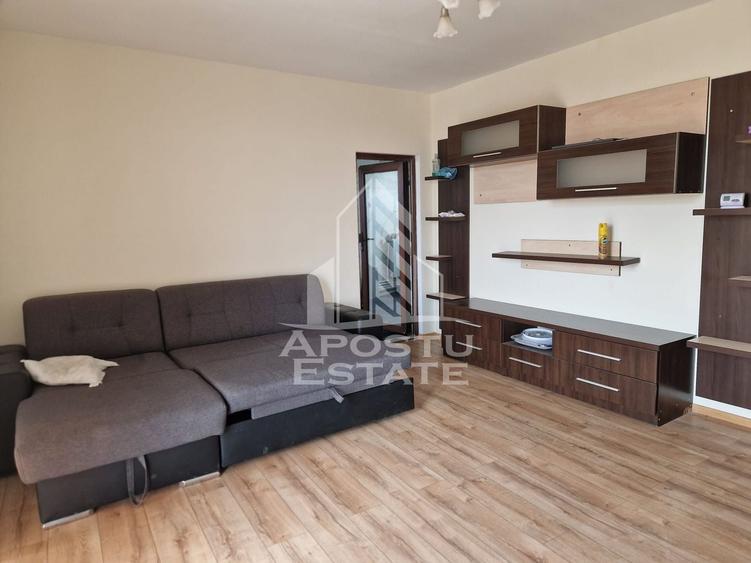 Apartament cu 3 camere semidecomandat, mobilat în Pârneava