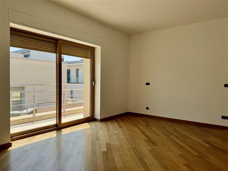 Apartament cu 5 camere decomandat în Primăverii